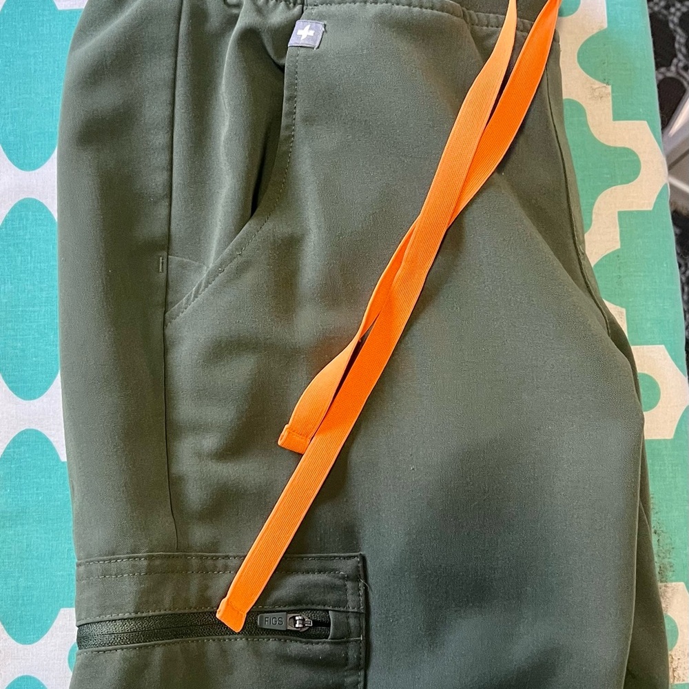 Figs Women's Moss Zamora™ - Petite Jogger Scrub Pants
Xs - Moss - Petite